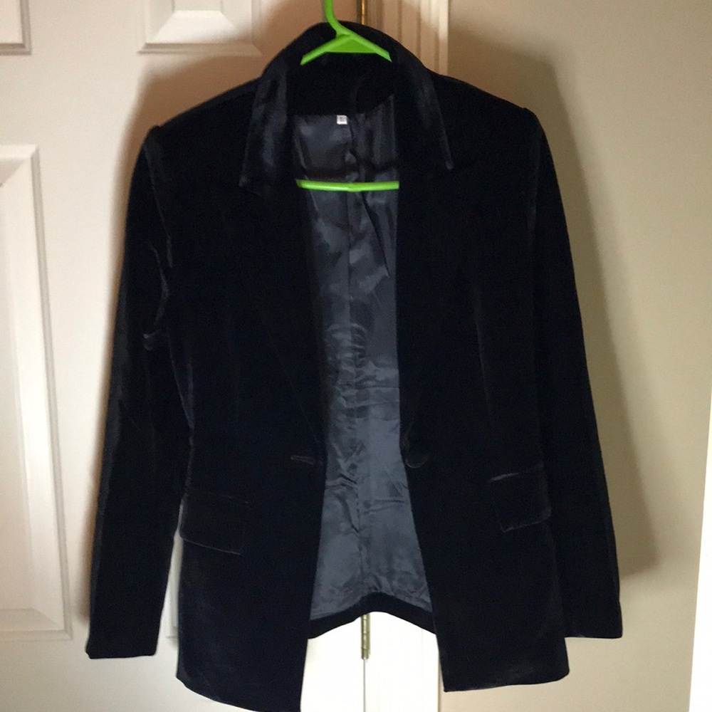New black velvet suit size large but fit’s like medium